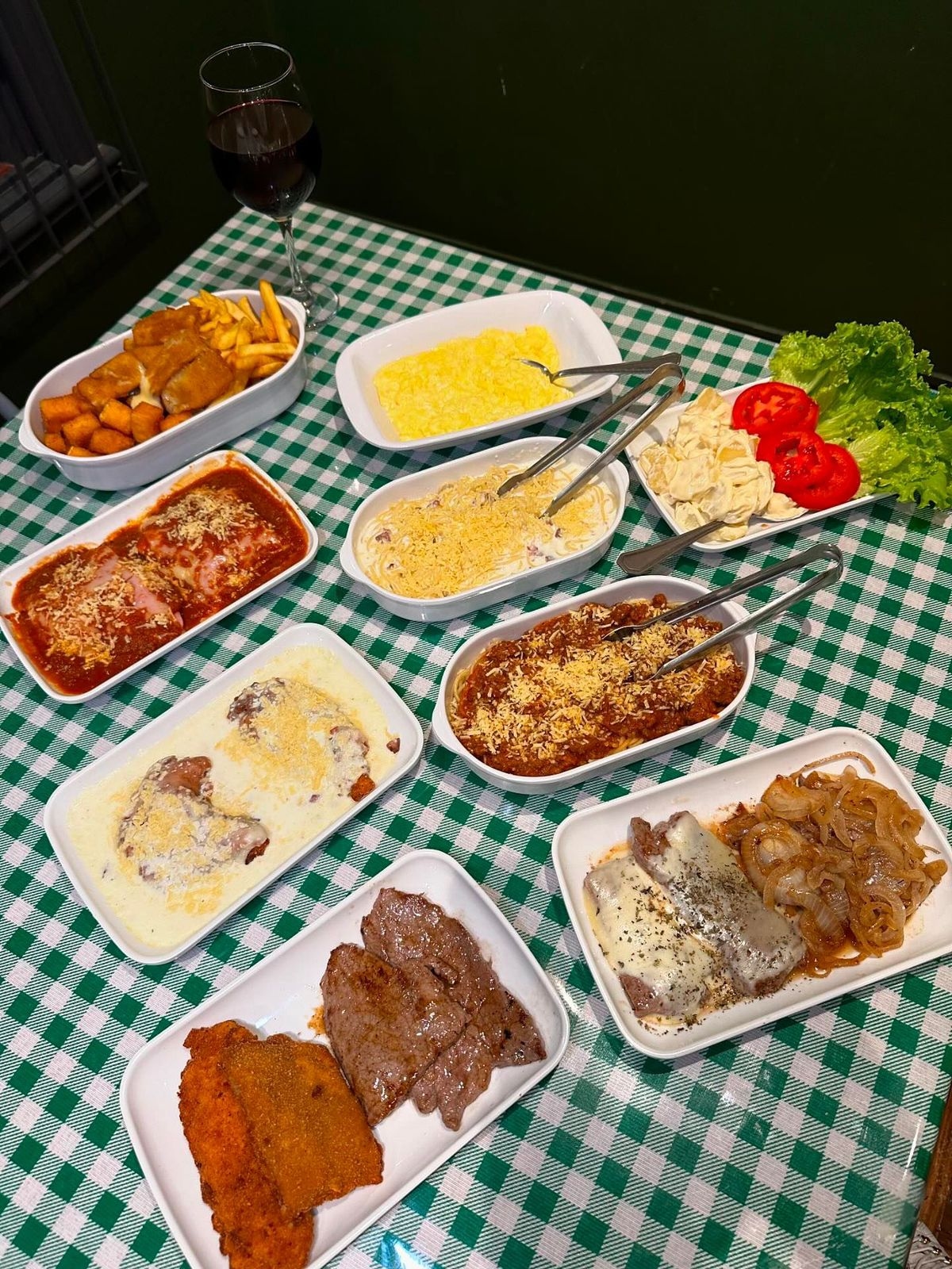 Mesa com pratos do Renascita Gastro Bar